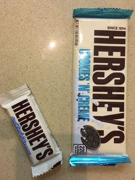 Mini and normal white chocolate Hershey White Chocolate, Chocolate Hershey, Hershey Cookies, Chocolate Brands, Hershey Chocolate, Cinnamon Roll, White Brand, Cookies And Cream, Cinnamon Rolls