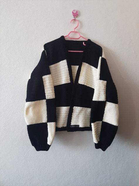 Pola Kardigan, Pola Sweater, Dik Vest, Checkered Sweater, Cardigan Au Crochet, Jaket Denim, Black And White Cardigans, Cardigan Design, Outfit Red