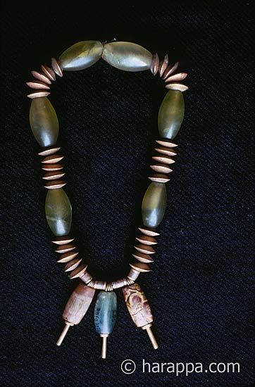 Mohenjo-daro necklace made of gold, agate, jasper, and steatite. only half of the original ornament which was divided between India and Pakistan in 1947. Harappan Civilization, Indus Civilization, Indus River, Bronze Age Civilization, Ancient Indian History, Mohenjo Daro, Grossular Garnet, Ancient Beads, Indian Subcontinent