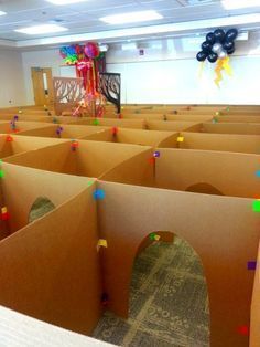 Giant Cardboard Maze (Rachel Moani) - great for party activity Cardboard Boxes Ideas, Birthday Games For Toddlers, Carnival Games Diy, Cardboard Forts, Diy Carnival Games, Carnival Games For Kids, Diy Carnival, Boxes Ideas, Diy Decoracion