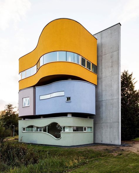 Wall House 2, designed by architect John Hejduk in 1973 and built in 2001. Groningen, Netherlands. Phot John Hejduk, Groningen Netherlands, Relaxing Images, Banana Leaf Wallpaper, New Architecture, New York Apartment, Leaf Wallpaper, House 2, Postmodernism