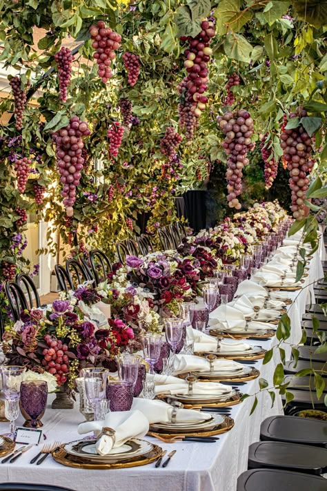 Grape Wedding Theme, Mallorca Tile, Grape Vine Decor, Italian Party Decorations, Color Uva, Garden Birthday Party, Decoration Buffet, Grape Decor, Unique Party Themes