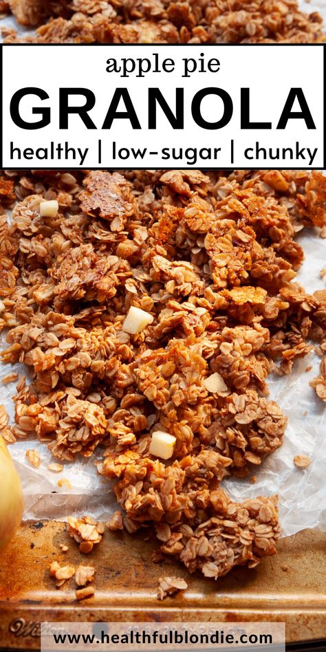 Seriously the best healthy apple pie cinnamon granola that's naturally sweetened with maple syrup and is loaded with fresh chunks of apple. It tastes like apple pie and is way better than any store-bought version! Clean Eating Apple Recipes, Healthy Apple Pie Oatmeal, Apple Pie Oatmeal, Healthy Apple Pie, Easy Granola Recipe, Apple Recipes Healthy, Granola Recipe Homemade, Almond Granola, Granola Healthy