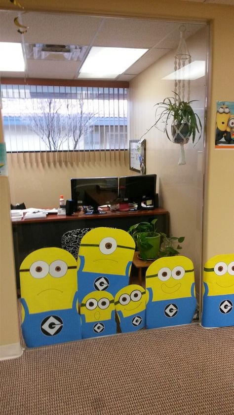 Office Halloween decor - DIY Minions. I got yellow and blue craft paper from Michael's and cut out the shapes, glued white circles for the eyes and printed out the Gru emblem. We colored the eyes to finish the goggles, added a funny mouth and "voila!" Minion Trunk Or Treat Ideas For Trucks, Minion Truck Or Treat, Trunk Or Treat Minion Theme, Minion Halloween Decorations, Minions Halloween Decorations, Despicable Me Trunk Or Treat, Halloween Minions Decorations, Minion Fall Decor, Despicable Me Halloween