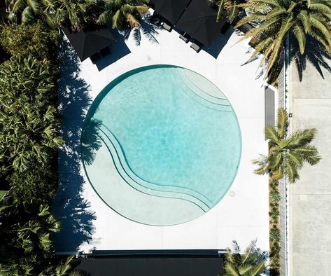 Converted from a motel to a luxury boutique hotel, The Bower defines everything we love about Byron Bay into one, laid-back location. Black Canopy Beds, Byron Beach, Contemporary Beach House, Waterfront Apartments, Aquatic Garden, Round Pool, Rustic Barn Door, Small Artwork, Hotel Pool