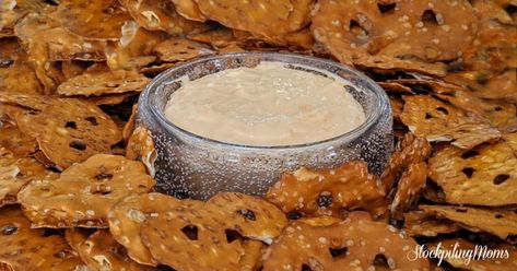 Old English cheese dip Old English Cheese Dip, Old English Cheese Recipes, Cheese Ball Recipes Easy, English Cheese, Pretzel Cheese, Party Bites, Ball Recipes, Bacon Appetizers, Pretzel Dip