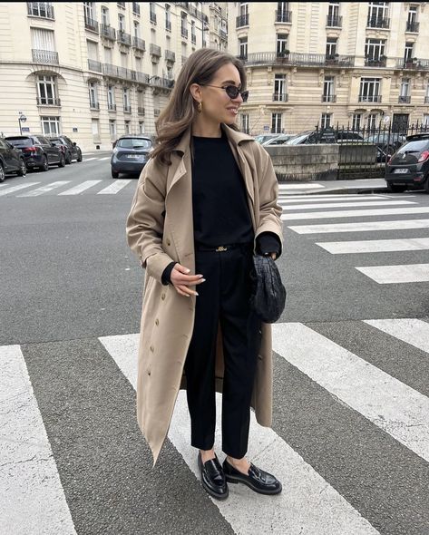 Beige Coat Outfit, Trench Outfit, Celine Belt, Cold Outfit, Smart Casual Women Outfits, Street Style Fall Winter, Smart Casual Women, Loafers Outfit, Work Fits