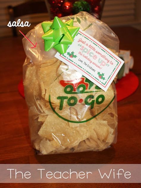 Easy Neighbor Gift! - Chili's chips and salsa-- "Just a little something to 'spice up' the holiday season!" Classmate Christmas Gifts, Christmas Neighbor, Neighbor Christmas Gifts, Favorite Christmas Songs, Classroom Treats, Christmas Food Gifts, Clever Gift, Tis The Season To Be Jolly, Chips And Salsa