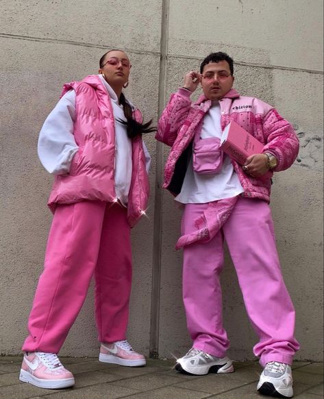 Couples Pink Outfits, Pink Couple Outfit, Color Coordinated Outfits For Couples, Barbie Streetwear, Pink Streetwear Outfit, Crop Tops Shirts, Monochromatic Fashion, Couple Fits, Track Suits