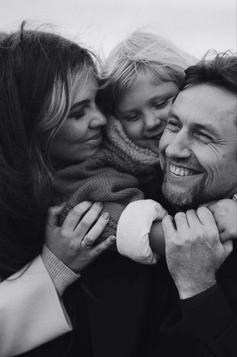 Clever Family Photos, Emotive Family Photos, Close Up Family Portraits, Family Of 3 Portrait Ideas, Family Photos Three People, Family Inspo Photo Ideas, Laid Back Family Photos, Romantic Family Photos, Neighborhood Family Photoshoot