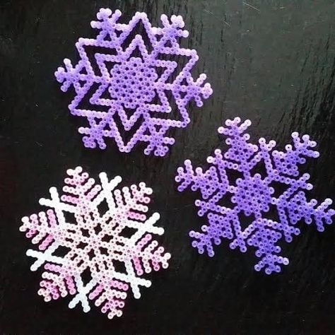 Snefnug Med Perler, Bead Snowflakes, Hama Beads Christmas, Christmas Perler Beads, Melty Bead Patterns, Fuse Bead Patterns, Beaded Snowflakes, Perler Crafts, Hama Bead