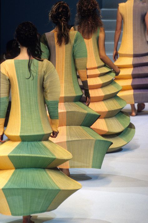 Future Beauty: 30 Years of Japanese Fashion at Barbican Art Gallery - LUXSURE - Fashion Magazine | LUXSURE - Fashion Magazine Structured Fashion, Architectural Fashion, Issey Miyake Pleats Please, Sculptural Fashion, Geometric Fashion, Fashion Family, 3d Fashion, Avant Garde Fashion, Textiles Fashion