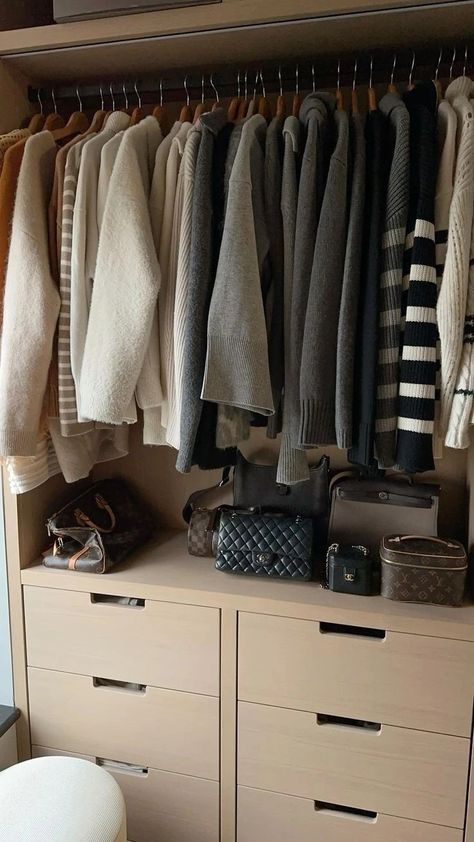 Tidy Aesthetic Room, Old Money Glamour, Minimal Closet, Organiser Son Dressing, Winter Glam, Dark Feminine Energy, Room Organization Bedroom, Serena Van Der, Wardrobe Organisation