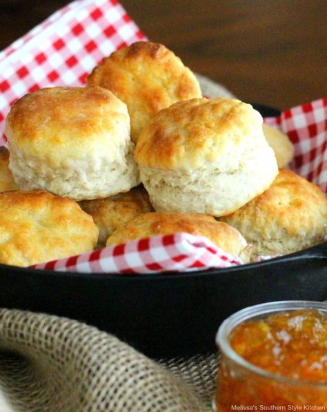 Baked Fluffy Southern Buttermilk Biscuits in a skillet Perfect Biscuits, Baked Biscuits, Best Biscuit Recipe, Southern Buttermilk Biscuits, Easy Homemade Biscuits, Homemade Biscuits Recipe, Easy Biscuit Recipe, Homemade Buttermilk Biscuits, Southern Biscuits