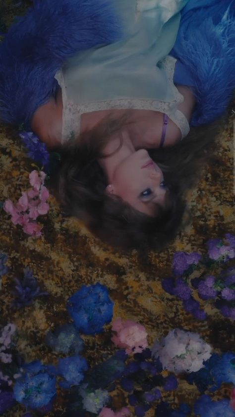 Taylor Swift Midnights Lavender, Midnights Lavender Haze, Taylors Gang, Taylor Swift Music Videos, Taylor Swift Midnights, Blur Photography, Art Eras, Lavender Haze, Estilo Taylor Swift