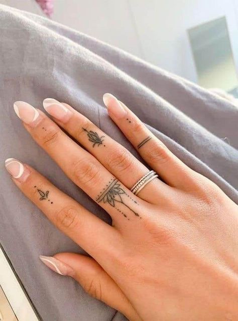 Tattoo Ideas Hand, Mutterschaft Tattoos, Side Hand Tattoos, Tiny Finger Tattoos, Cute Finger Tattoos, Small Finger Tattoos, Finger Tattoo For Women, Finger Tats, Hand Tattoos For Girls