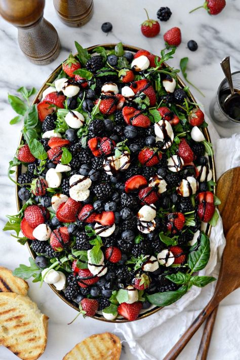 Blackberry Salad, Caprese Recipes, Leafy Green Salads, Classic Salad, Berry Salad, Autumn Salad, Berries Recipes, Eat Salad, Balsamic Glaze