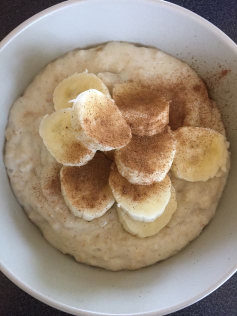 Banana bread porridge. Just cook up your porridge with a sliced banana, cinnamon and a splash of vanilla. Add a handful of sultanas if you like them. Add some extra banana slices and a sprinkle of cinnamon to serve. Yummy and healthy with oats and fruit! Porridge With Banana, Porridge Aesthetic, Sweet Porridge, Banana Porridge, Sliced Banana, Winter Breakfast, Acne Diet, Banana Slices, Porridge Recipes