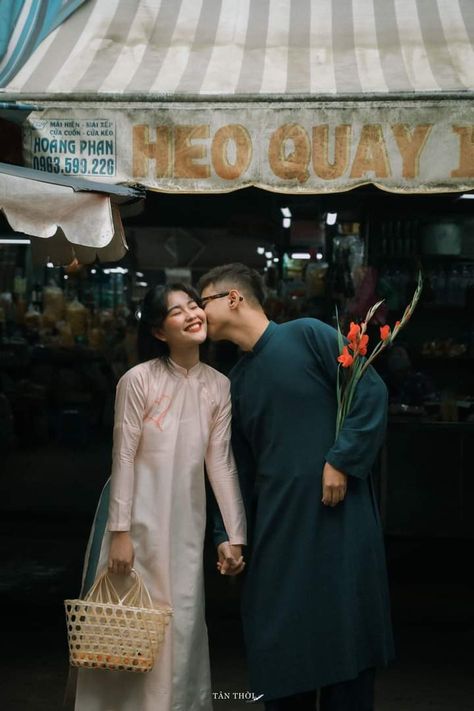 Ao Dai Couple, Vietnamese Wedding Photography, Vietnam Wedding, Courthouse Wedding Photos, Pose Couple, Vietnamese Wedding, Foto Wedding, Pre Wedding Photoshoot Outdoor, City Engagement Photos