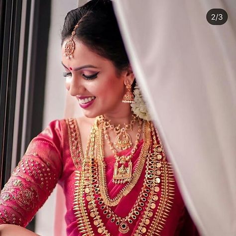 Kerala Hindu Bride, Traditional Bridal Jewelry, Engagement Dress For Bride, Engagement Saree, Reception Outfits, Bridal Jewellery Set, Wedding Wows, Kerala Fashion, Marriage Photography