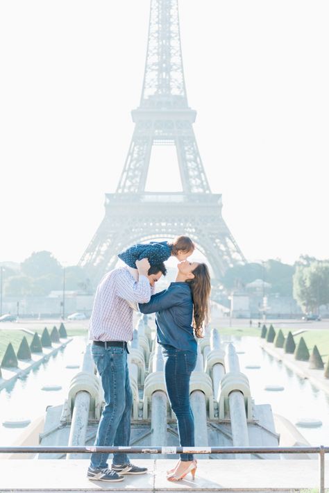 Spain Family Photos, Eiffel Tower Family Photoshoot, Family Photoshoot In Paris, Photoshoot Paris, Paris Photoshoot, Paris Family, Paris Couple, Family Portrait Poses, Big Kiss