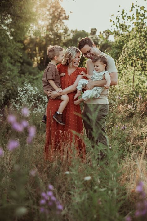 A family of four stand together in a field of flowers at golden hour and laugh. Family Photos Candid, Grandparents Photos, Parents Photography, Candid Family Photos, Newborn Milestone, Candid Family Photography, Fam Photos, Fam Pics, Milestone Photography