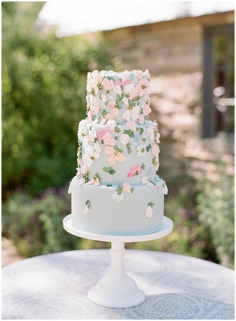 Floral Cakes Wedding, Wedding Cake Vertical Lines, Garden Themed Wedding Cake, Romantic Wedding Cake Vintage, Wisteria Wedding Cake, Floral Cake Wedding, Wedding Cakes Romantic, Timeless Wedding Cake, Spring Wedding Cakes