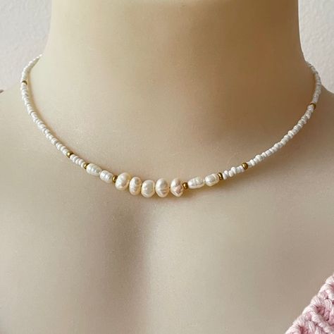 Pearl Necklace Designs, Beads Bracelet Design, Seed Bead Necklace, Cute Necklace, Macrame Jewelry, Glass Seed Beads, Jewelry Inspo, Beaded Jewelry Diy, Diy Beads