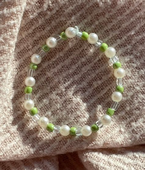 How to Make Stunning Bracelets with Beads: Easy Tutorials Cute Green Bracelet, Green Bracelet Beads, Bracelet Ideas Seed Beads, Green Bracelet Ideas, Seed Bead Bracelets Ideas, Paper Flower Crafts For Kids, Flower Crafts For Kids, Fairy Bracelet, Bracelets With Beads