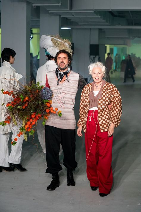 Andreas Kronthaler for Vivienne Westwood Spring 2020 Ready-to-Wear collection, runway looks, beauty, models, and reviews. Vivienne Westwood Bridal, Vivienne Westwood Fashion, Andreas Kronthaler, Couture Designers, 2020 Fashion, Japanese Street Fashion, Fashion Show Collection, Fashion Shows, Vogue Paris