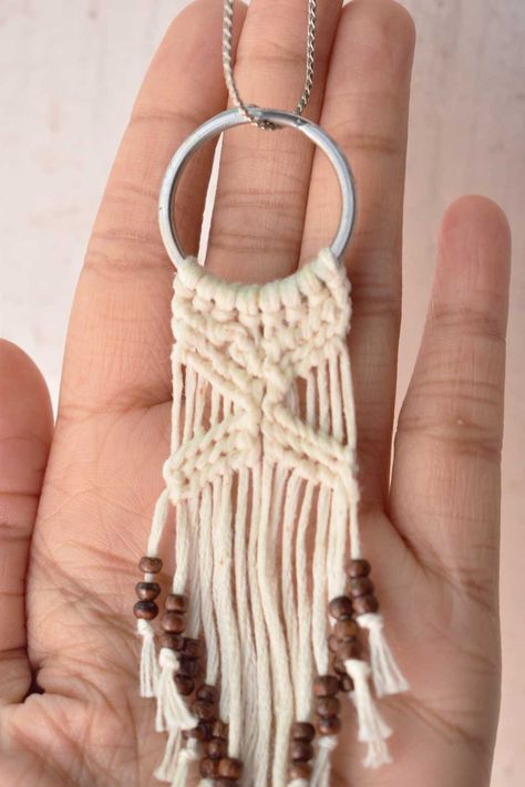 Diy Macrame Necklace, Necklace Design Ideas, Micro Macrame Tutorial, Macrame Bracelet Diy, Simple Macrame, Small Macrame, Dream Catcher Diy, Necklace Tutorial, Macrame Patterns Tutorials