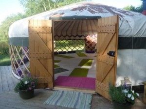 Yurt yoga space with airflow Yurt Yoga Studio, Yoga Yurt, Outdoor Yoga Studio, Yurts For Sale, Yoga Deck, Yurt Home, Yurt Living, Yoga Shala, Yoga Outdoor