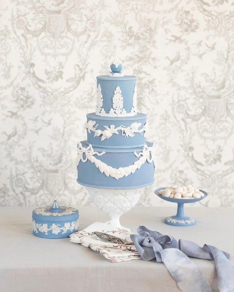 Cake Trends For 2023, French Blue And White, Wedding Cake Trends, Paris Chateau, Artist Cake, Preppy Wedding, Small Wedding Cakes, Wedgewood Wedding, Cake Trends