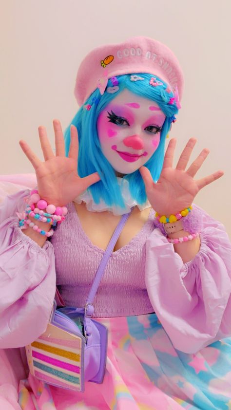 clown girl clowncore makeup look ✨ pastel aesthetic clown cosplay Randa Rice Clown Pastel Aesthetic, Pastel Clown Outfit, Clown Makeup Inspiration, Clowncore Hair, Kawaii Clown Makeup, Cute Clown Aesthetic, Pastel Jester, Clown Aesthetic Outfit, Cute Clown Makeup Aesthetic