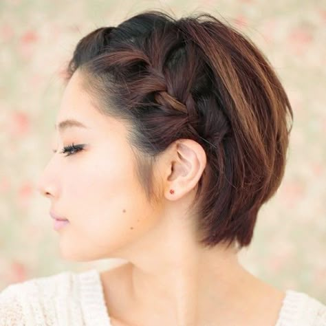 Front French Braid. Keep hair out of your face by braiding the front section of hair and bobby pin it behind your ear Formal Hair Styles Short Hair, Braid Bob, Braided Bob, Fantastic Hairstyles, Braids Bob, Natural Hair Haircuts, Natural Hair Blowout, Braided Fringe, Front Braids