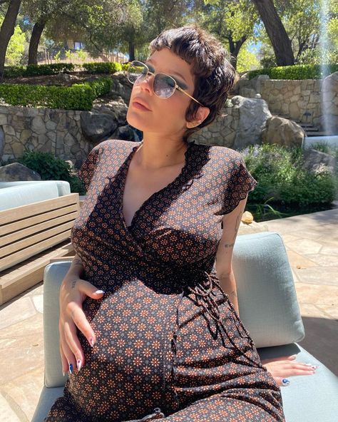 Halsey Hair, Halsey Style, Pregnancy Outfits, Halsey, Baby Bump, Wrap Dress Floral, Pixie Cut, Pregnancy Photos, Pregnant Women