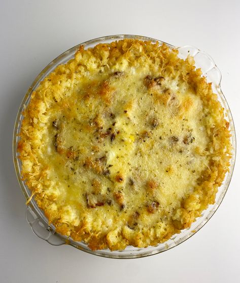 Swap out the usual pie crust for a Tater Tot crust with this easy recipe for Tater Tot quiche! It's a brunch treat that even the kids will love. Tater Tot Quiche Crust, Tater Tot Quiche, Tater Tot Crust Quiche, Quiche With Tater Tot Crust, Tater Tot Crust, No Crust Quiche, Easy Tart Recipes, Ham And Cheese Quiche, Tater Tot Recipes