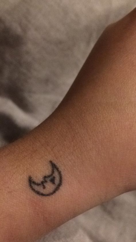 Moon Tattoo Stick And Poke, Stick And Poke Moon, Flower Stick N Poke, Aesthetic Stick And Poke, Small Stick And Poke Tattoo Ideas, Stick N Poke Tattoo Ideas, Moon Stick And Poke, Left And Right Tattoos, Stick N Poke Ideas