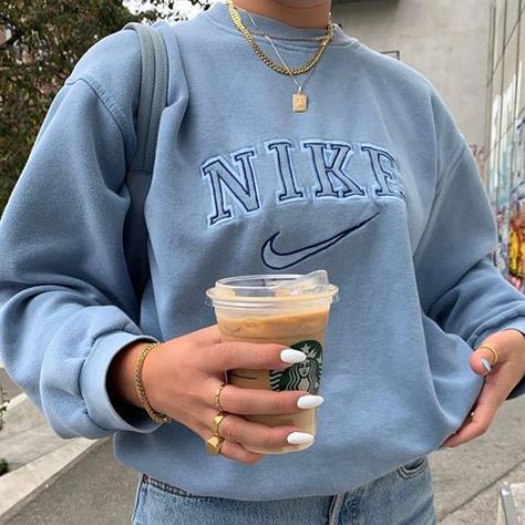 Womenswear (@traffygirls) • Instagram photos and videos Vintage Nike Sweatshirt, Estilo Indie, Nike Pullover, Nike Sweater, Sweatshirt Outfit, Nike Sweatshirts, Vintage Hoodies, 가을 패션, Mode Inspiration