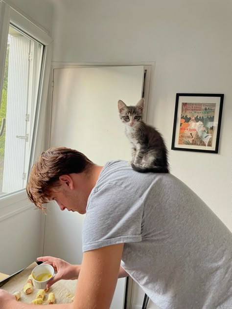 Men With Cats Aesthetic, Kind Boy Aesthetic, Man With Cat Aesthetic, Men Cooking Aesthetic, Cat Boy Aesthetic, Cats Romantic, Boy With Cat, Smart Boys, Booktok Aesthetic