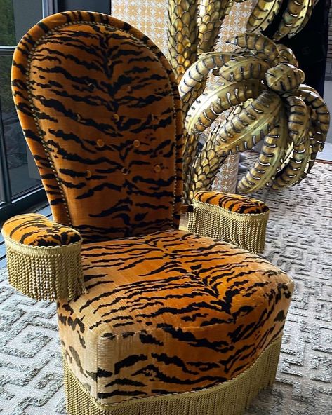 695 Likes, 18 Comments - Brunschwig & Fils (@brunschwigfils) on Instagram: “Earn your stripes! @samanthatodhunterdesign gets instinctively stylish with Tiger Velvet.…” Bar Restaurant Interior, Nice Homes, Design Homes, Old Decor, Decorating Walls, Printed Sofa, Mugs Design, Decoration House, Home Styles