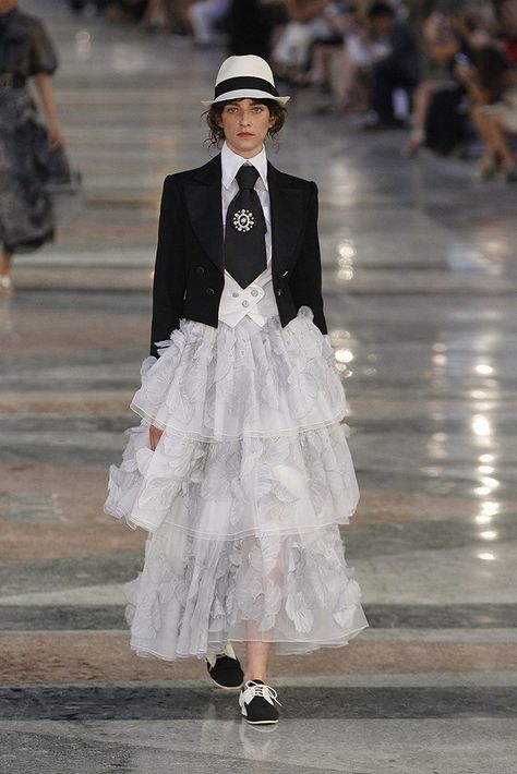 Chanel crucero 2016 Catwalk Design, Resort 2017 Fashion, Chanel 2017, Moda Chanel, Chanel Resort, Poppy Delevingne, Mode Chanel, Chanel Cruise, Chanel Couture