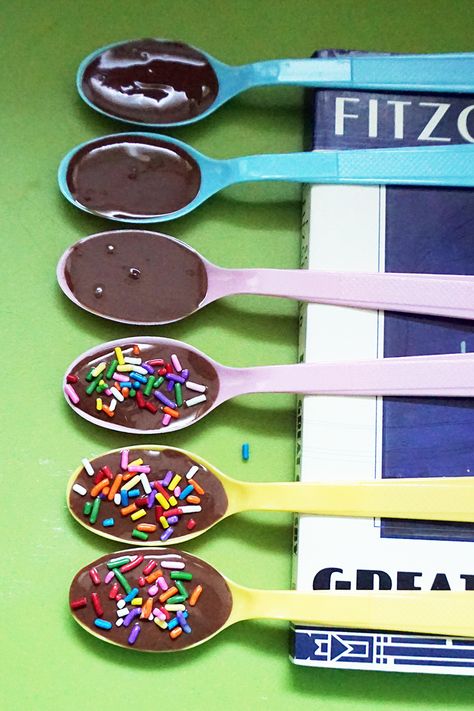 DIY mocha spoons tutorial for your wedding coffee bar | Photography by Diy Flavored Coffee, Coffee Bar Wedding, Bar Photography, Wedding Coffee, Chocolate Spoons, Coffee Wedding, Flavored Coffee, Coffee Spoons, 2022 Wedding