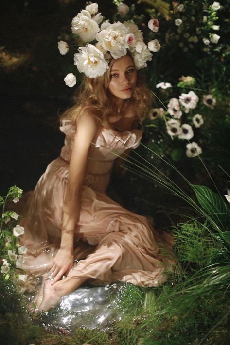 Ethereal Aesthetic Fashion, Fairy Photoshoot, Beautiful Photoshoot Ideas, Flower Photoshoot, Flowers In Her Hair, Princess Photo, Dreamy Photography, Arabian Beauty, Abstract Portrait