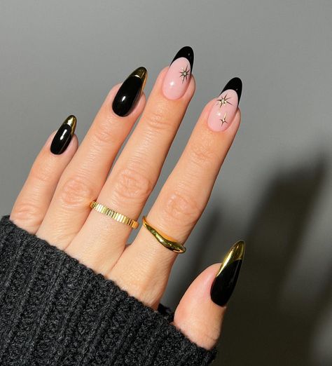 Nye Vibes, Short Stiletto Nails, Gold Stiletto Nails, Black Almond Nails, Stiletto Nails Short, Short Stiletto, New Years Nail Designs, New Years Eve Nails, Nail Style