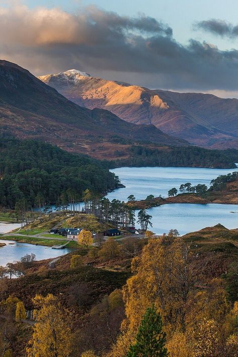 Scotland Highlands, Scottish Landscape, Scotland Travel, Scottish Highlands, Lake District, Places Around The World, Outlander, Beautiful World, Beautiful Landscapes