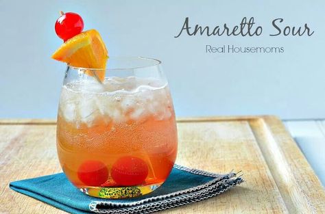 Amaretto sour with 7 up Amaretto Sour Recipe, Amaretto Sour, Sour Foods, Popular Cocktails, Milk Shakes, Cocktail Recipes Easy, Easy Cocktails, Snacks Für Party, Maraschino Cherry