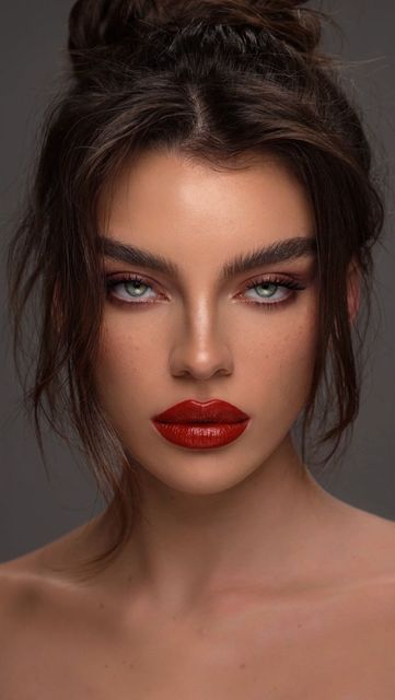 Shari Kramer on Instagram: "Which Look is your fav? 1-3? Anzeige| I am obsessed with the new @yslbeauty Rouge Pur Couture The Bold Lipsticks. They include 40% nourishing ingredients for healthy, juicy lips. Strong shades with a long lasting, glossy finish. Which shade is your favorite? ‼️Gewinnspiel‼️🎁 Wenn du aus Deutschland, Österreich oder der Schweiz kommst, kannst du jetzt einen von drei Rouge Pur Couture The Bold Lippenstiften von @yslbeauty gewinnen 😍 Kommentiere dafür einfach wem du da Bold Lipstick, Your Favorite, Juicy Lips, Bold Lips, Ooak Dolls, Eye Drawing, Red Lips, Natural Makeup, Makeup Tips