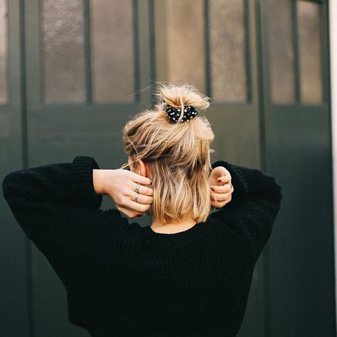 Poppy Deyes, Short Hair Accessories, Edgy Hair, Penteado Cabelo Curto, Bandana Hairstyles, Grunge Hair, Face Hair, Scrunchie Hairstyles, Hair Colour