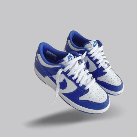 Nike Blue Dunks, Nike Dunk Kentucky, Tenis Nike Dunk, Kentucky Dunks, Dunk Low Kentucky, Nike Dunk Low Kentucky, Blue Nike Dunks, Baseball Fits, Jordan Dunk Low